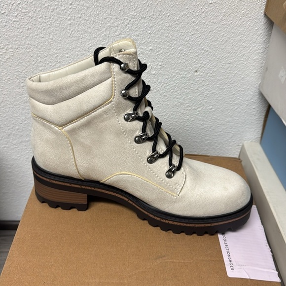 Journee Collection Women's Hiker Bootie - Picture 4 of 6